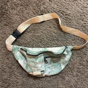 🌸 3 for $10 🌸 Green and Cream Waist Bag